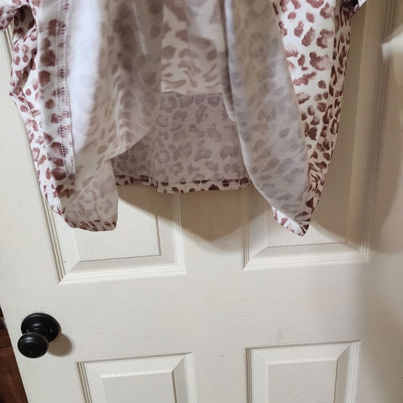 SHEIN Pink and White Leopard Print Short Sleeve Top - Picture 6 of 8